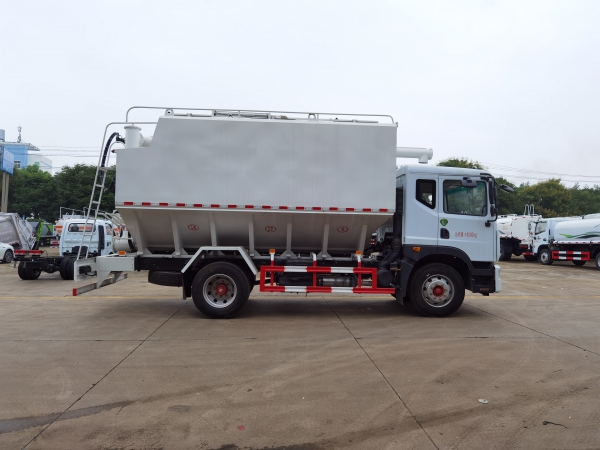 東風(fēng)多利卡D9單橋散裝飼料運(yùn)輸車(chē)22方