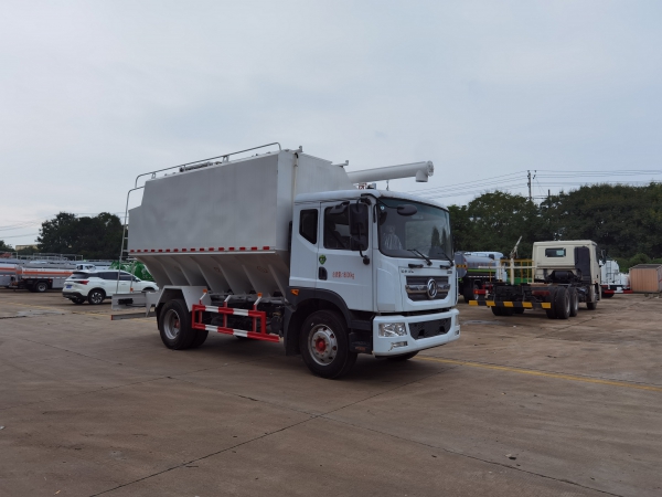 東風(fēng)多利卡D9單橋散裝飼料運(yùn)輸車(chē)22方